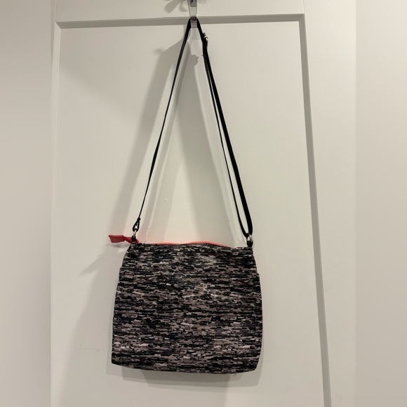 Rare Earth by Stone Mountain Crossbody Bag - Multi-Zip Travel Purse - Picture 8 of 11